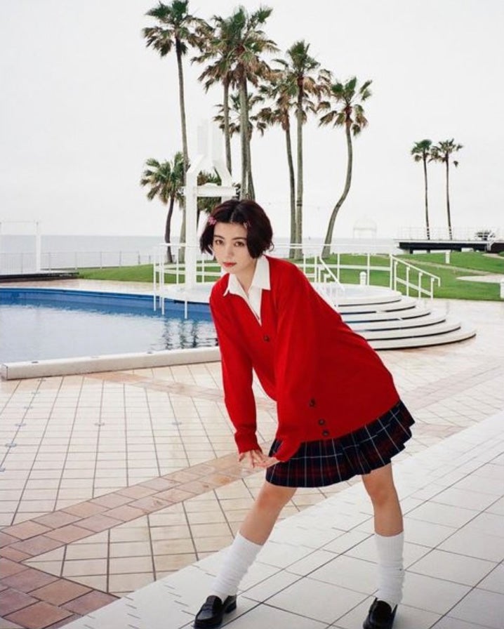 池田エライザ、ミニ丈スカート×ルーズソックスで憧れの“ギャル”に「かわいい」「似合ってる」の声