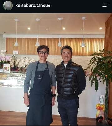 「奇跡のツーショット」異例転身から3年…元タイトルホルダーの54歳が経営のカフェに城島健司氏が来店 スリムなイケオジに「たまらない」「元気そうで」