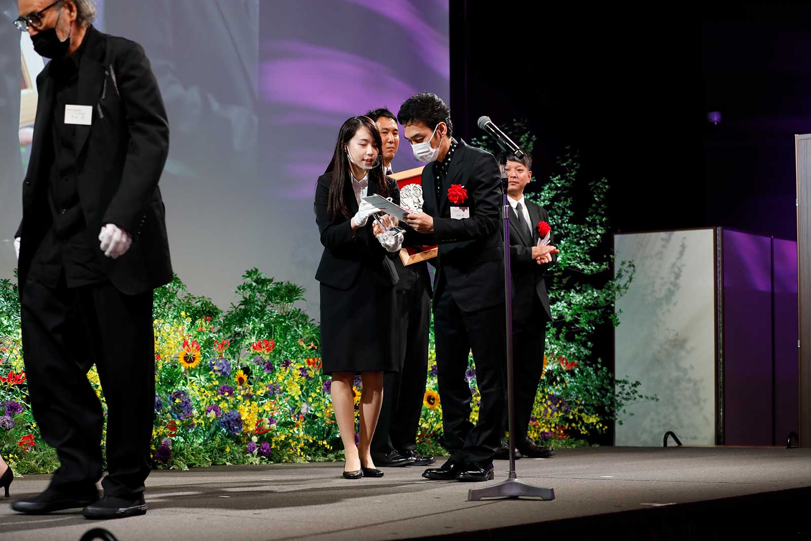 説明を聞く草なぎ剛（提供写真）