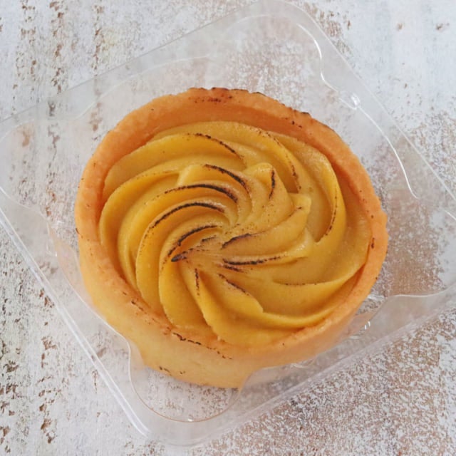 ファミマ_安納芋のタルトを袋から出したところ