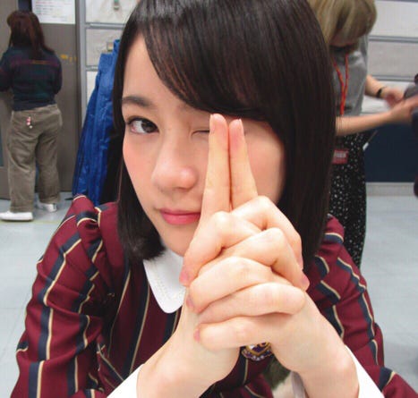 「秋元真夏の決めポーズ“ずっきゅん”を披露する生田絵梨花」被写体:生田絵梨花 撮影:秋元真夏/画像提供:講談社