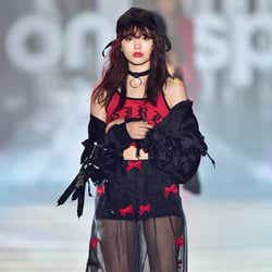 モデルプレス - 八木アリサ、お腹チラ見せ“SEXYロック”スタイルで別人級イメチェン<関コレ2016A/W>
