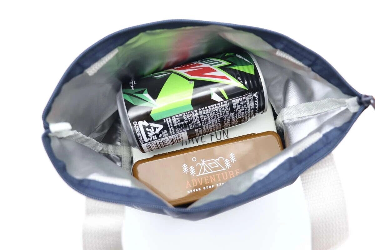 洗えるランチトートバッグにお弁当箱と缶飲料を入れた内部