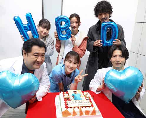 川栄李奈、高杉真宙らからのバースデーサプライズに驚き 29歳への意気込みも語る<となりのナースエイド>