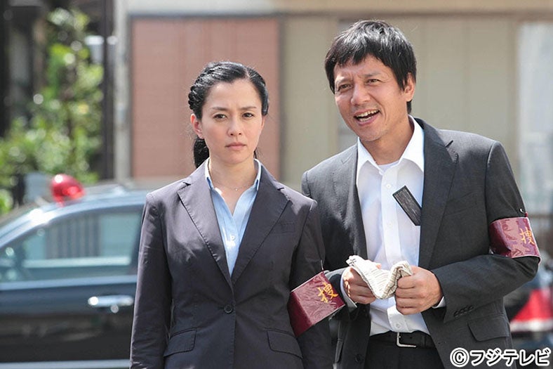 （左から）坂井真紀、勝村政信／場面カットより