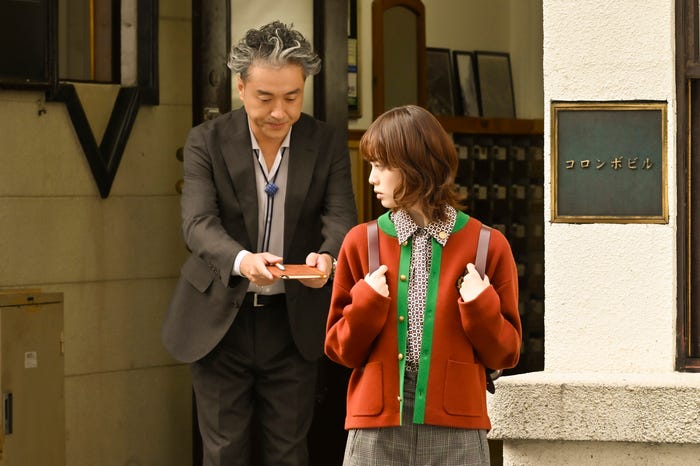(左から)ムロツヨシ、平手友梨奈「うちの弁護士は手がかかる」第5話より(C)フジテレビ