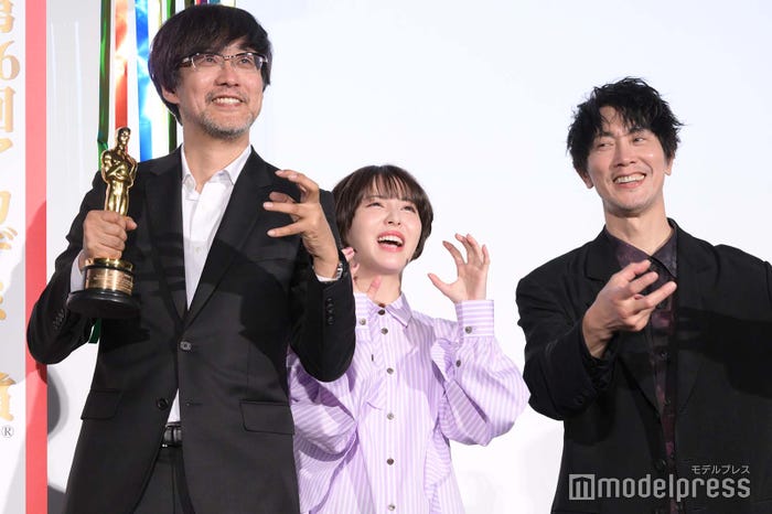 “ゴジラポーズ”でキメる山崎貴監督、浜辺美波、佐々木蔵之介(C)モデルプレス