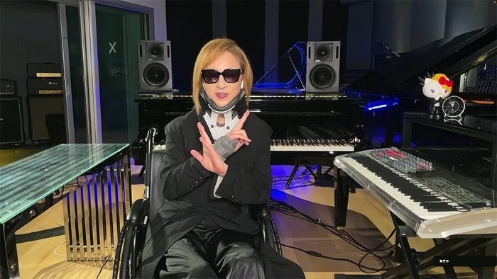 YOSHIKI、3度目の頸椎手術後初の生放送に車椅子で登場 ファンミ中に体調急変で途中退席