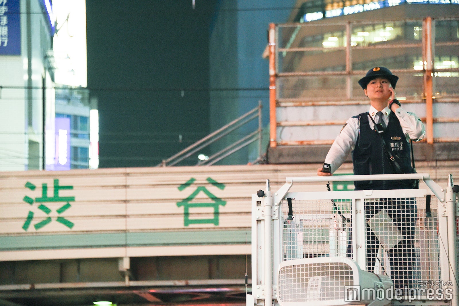 渋谷駅前で呼びかける警察官／2019年10月31日撮影 （C）モデルプレス