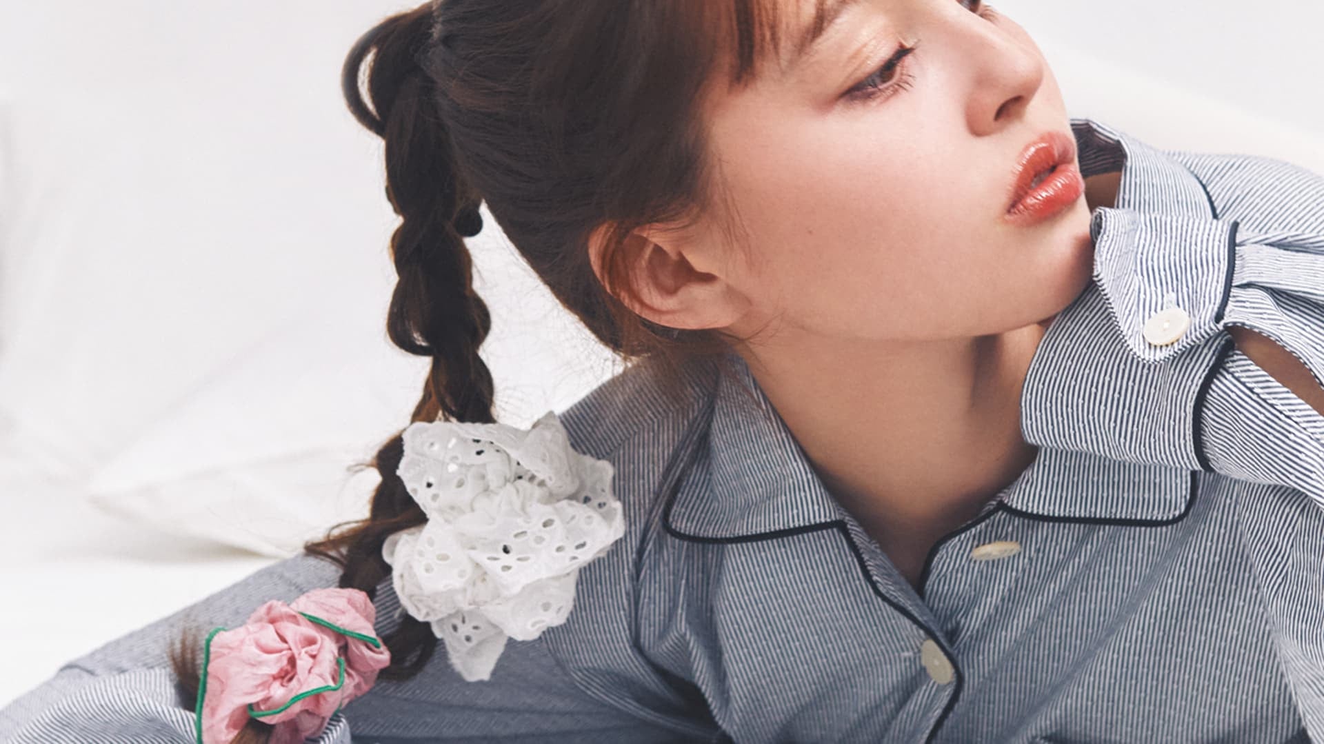 “あえてそろえない”がコツ♡ あちこちシュシュが可愛い【三つ編みポニー】の作り方