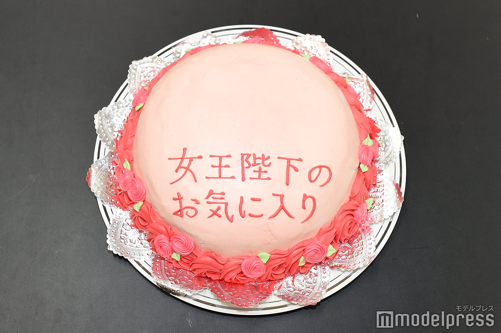 映画『女王陛下のお気に入り』特性巨大ケーキ（C）モデルプレス