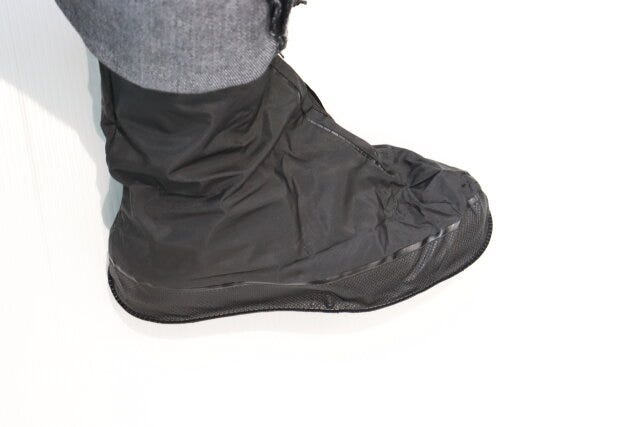 ダイソー シューズカバー(黒、28cm) 使用例 ダイソーのシューズカバー(黒、28cm) 使用例2