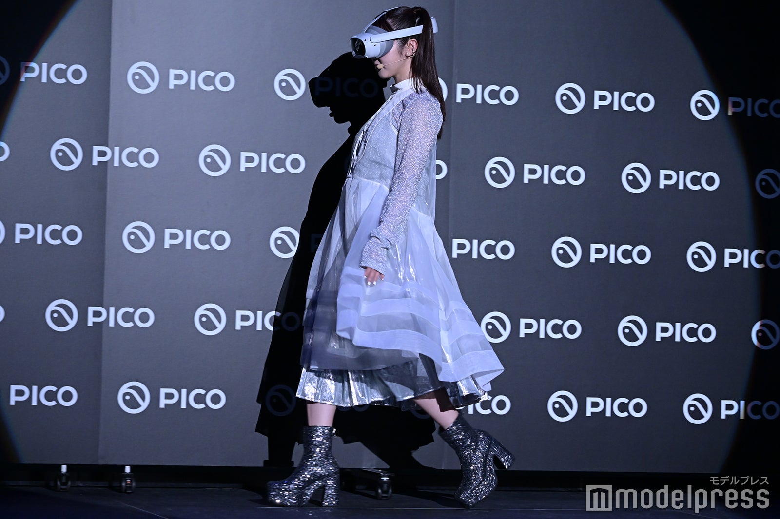 ウォーキングを披露する峯岸みなみ （C）モデルプレス