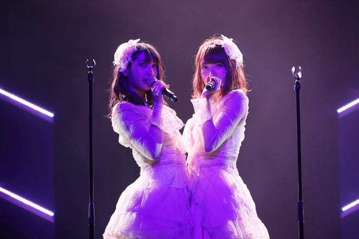 松岡菜摘、宮脇咲良/HKT48ひまわり組「誘惑のガーター」公演(C)AKS
