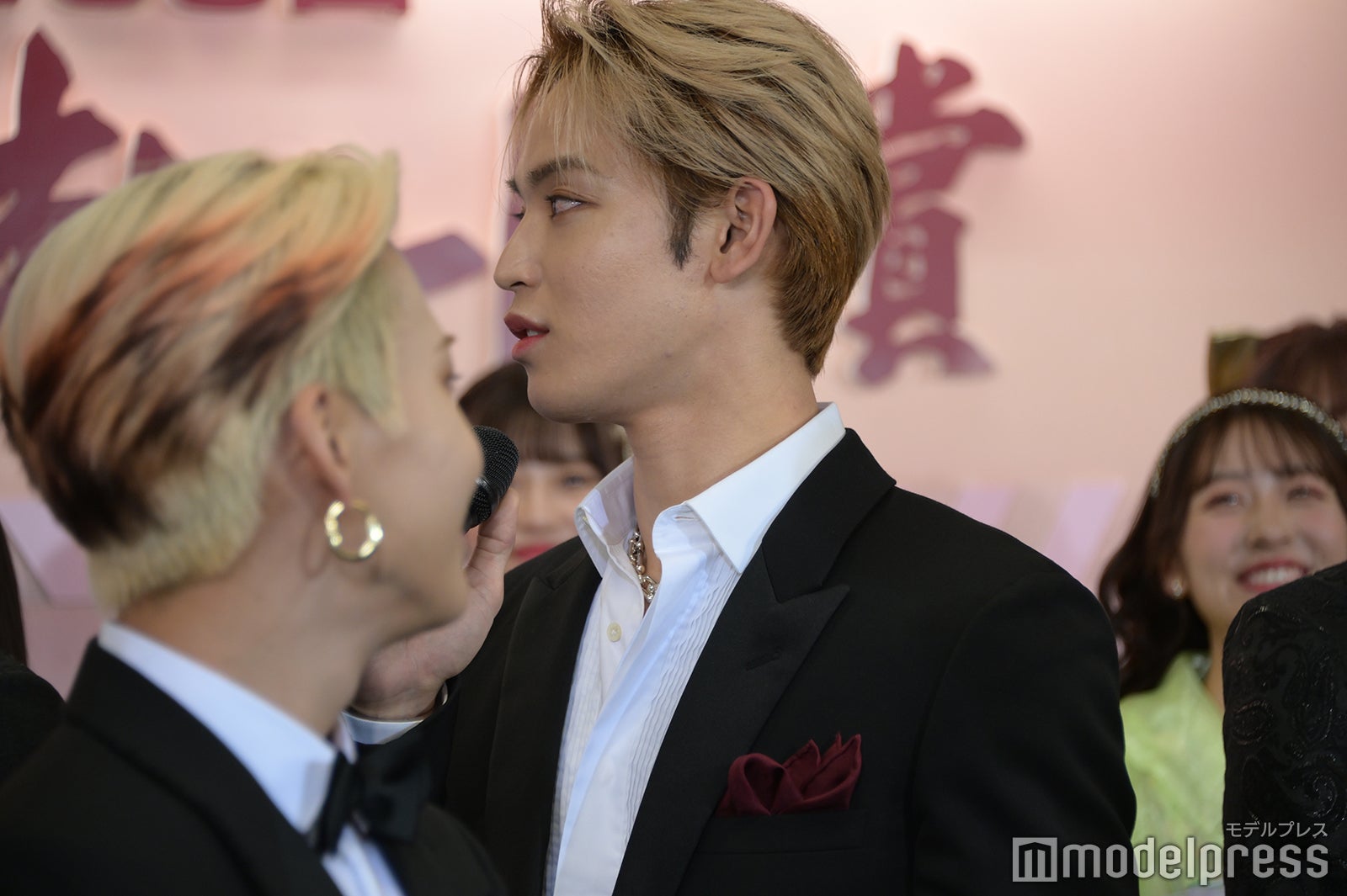 LIL LEAGUEの発言に乗っかって平然とボケる與那城奨（C）モデルプレス