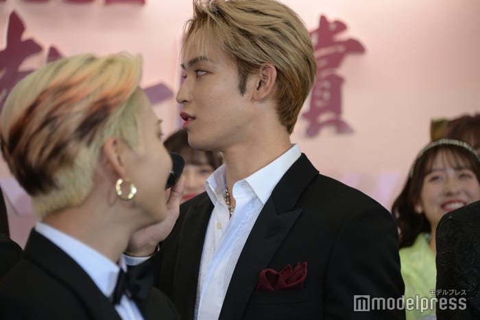 LIL LEAGUEの発言に乗っかって平然とボケる與那城奨(C)モデルプレス