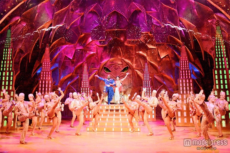 James Monroe Iglehart,Adam Jacobs and the original Broadway company of ALADDIN．Photo by Deen van Meer（C）Disney 