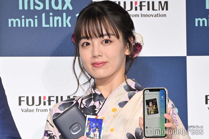 製品を持つ伊原六花 (C)モデルプレス