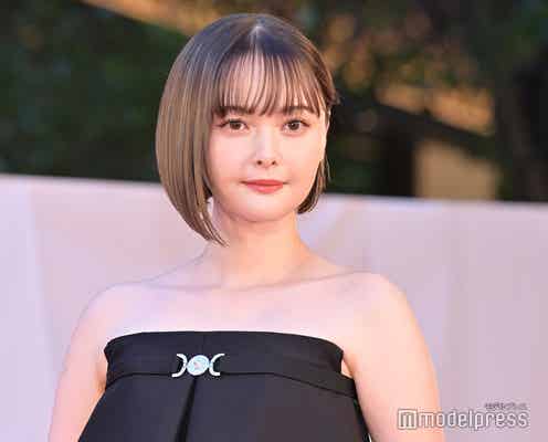 玉城ティナ、美デコルテ&美脚際立つタイトドレス姿 華やかオーラで魅了<第36回東京国際映画祭>