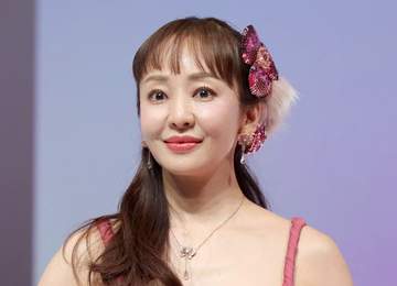 神田うの エルメスのレアなバーキン＆ドルガバ服で華やか来場 グッチ、ティファニーの小物も光る 難病公表の美川憲一公演に