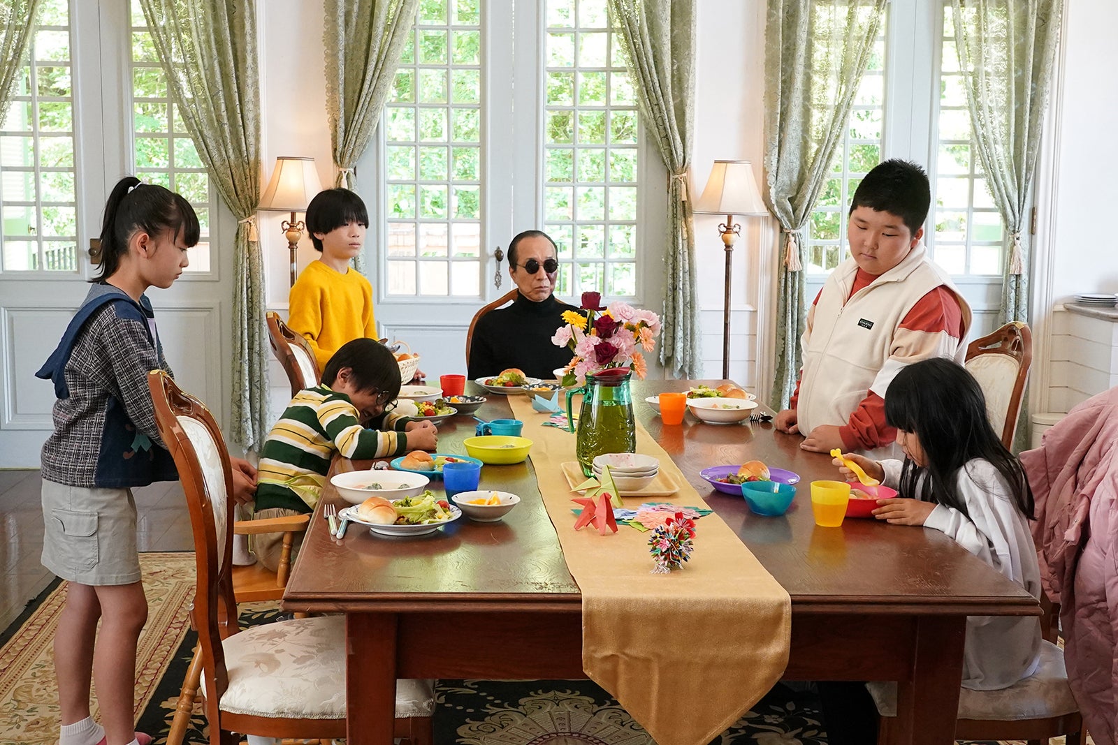 小日向文世ら「降り積もれ孤独な死よ」第1話より（C）日本テレビ