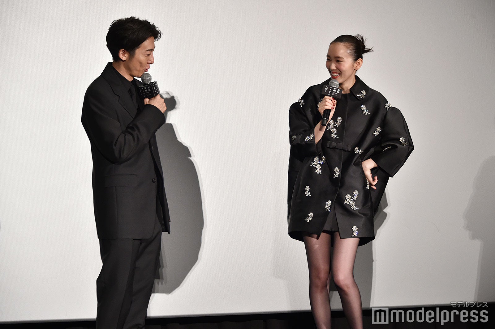 飯豊まりえの衣装を見て「黒いですねぇ」と語る高橋一生（C）モデルプレス