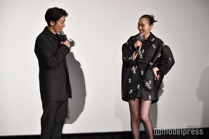 飯豊まりえの衣装を見て「黒いですねぇ」と語る高橋一生(C)モデルプレス