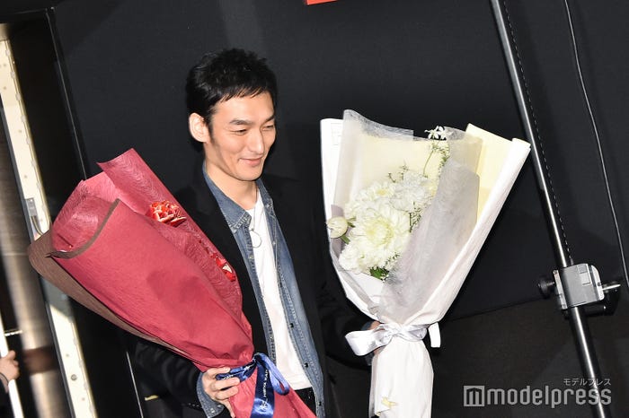 花束を持って登場した草なぎ剛 (C)モデルプレス