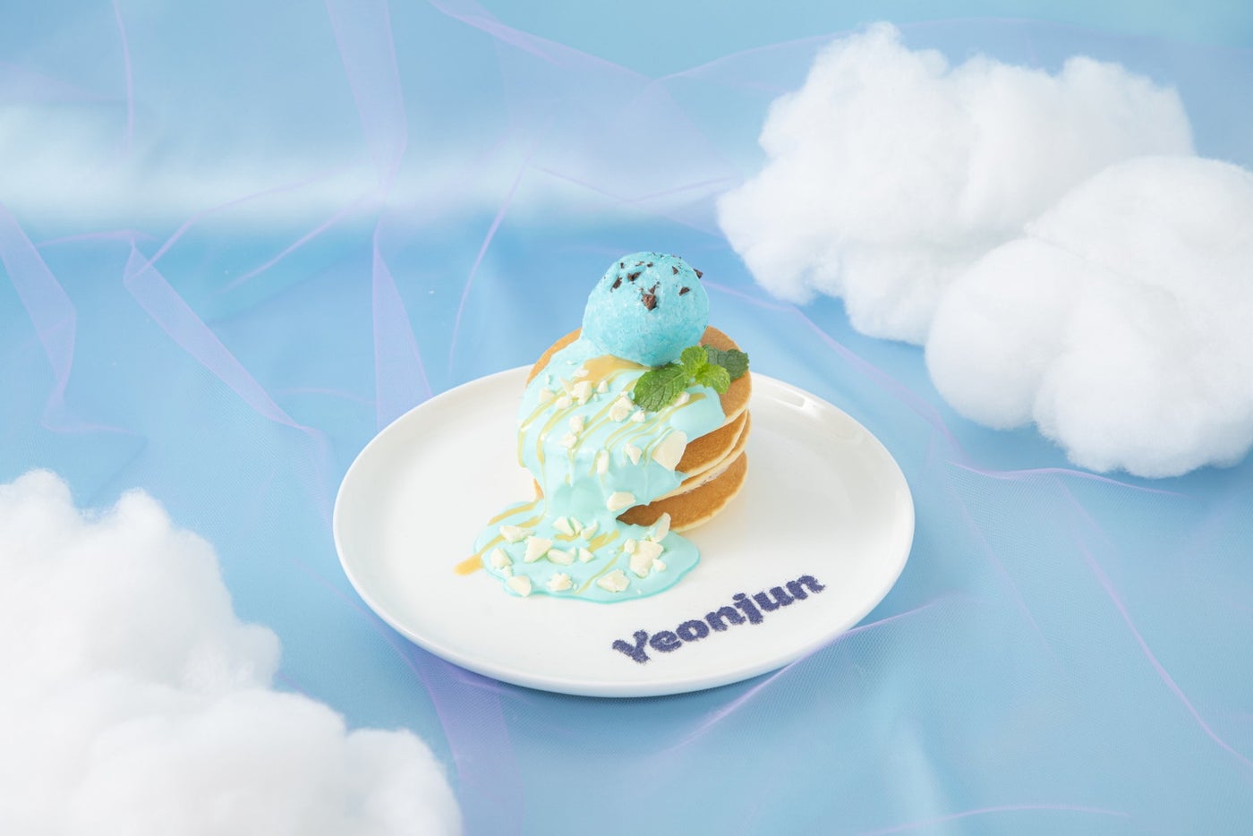 YEONJUN チョコミントパンケーキ税込1,990円（C）BIGHIT MUSIC ＆ HYBE. All Rights Reserved.