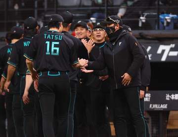 日本ハム 奈良間V打で12球団最速100得点 新庄監督も驚きの声「どうした、奈良間っち！？」