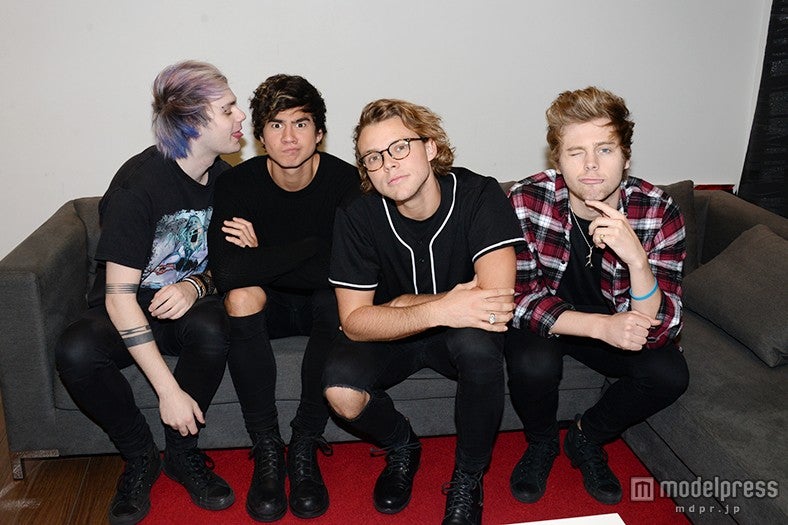 とにかく仲良しの4人【左から】マイケル・クリフォード（G＆Vo）、カラム・フッド（B＆Vo）、アシュトン・アーウィン（Dr＆Vo）、ルーク・ヘミングス（Vo＆G)