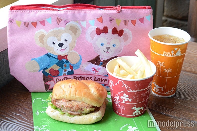 スペシャルセット、スーベニアランチケース付き（C）モデルプレス