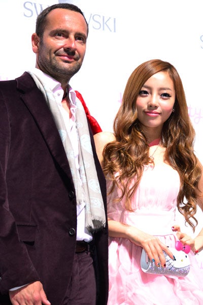 スワロフスキー社取締役ロ バート・ブッフバウアー氏、ク・ハラ