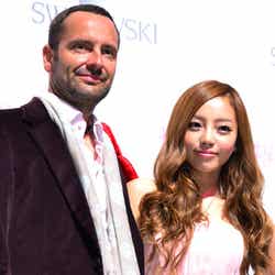 スワロフスキー社取締役ロ バート・ブッフバウアー氏、ク・ハラ