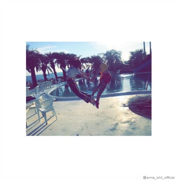 E-girls石井杏奈＆山口乃々華、“インスタ映え”ジャンプハートに反響「息ぴったり」「最強」