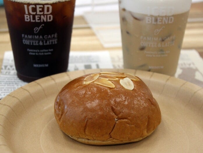 口どけのよい生地に、コーヒーあんとホイップがたっぷり