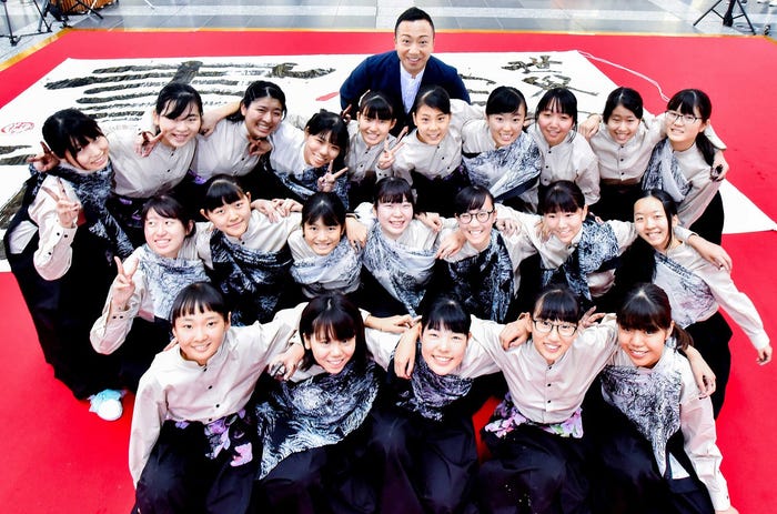 市川猿之助、上宮高校書道パフォーマンス部(画像提供:関西テレビ)