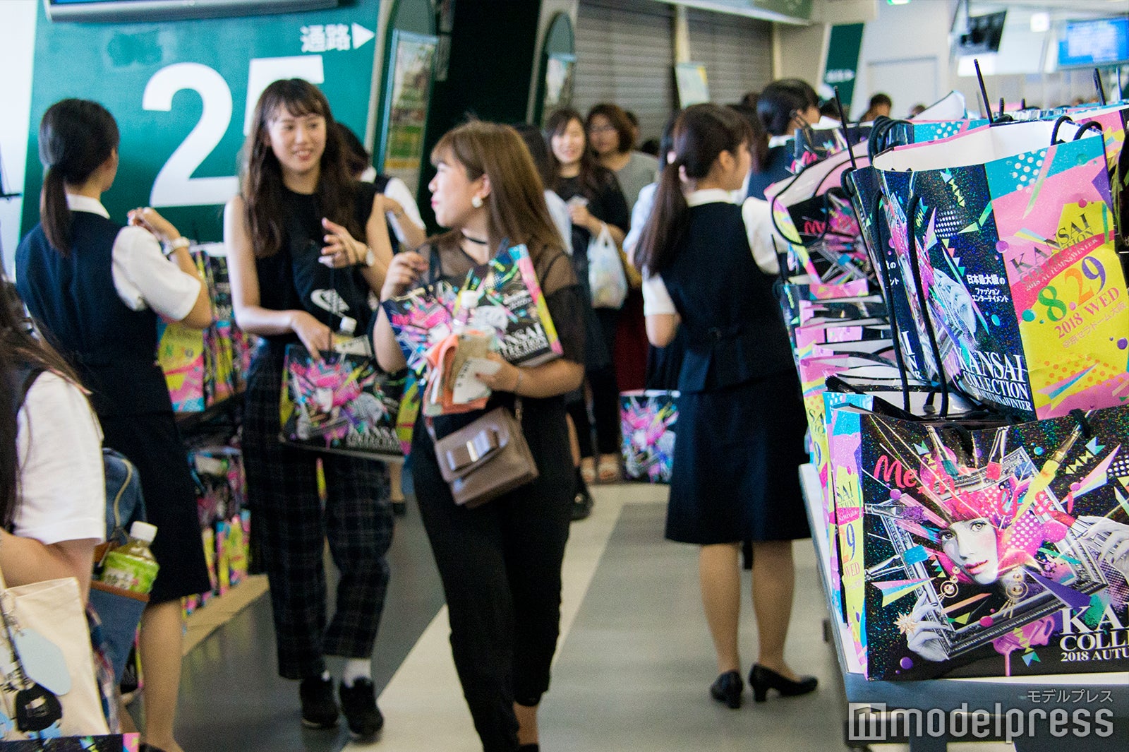 会場入口でお土産が配られている様子（C）モデルプレス