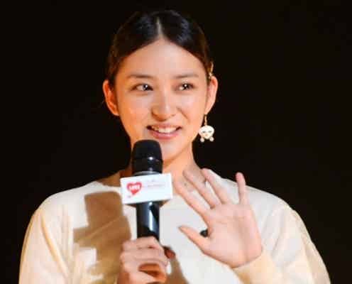 武井咲のサプライズ登場に大歓声