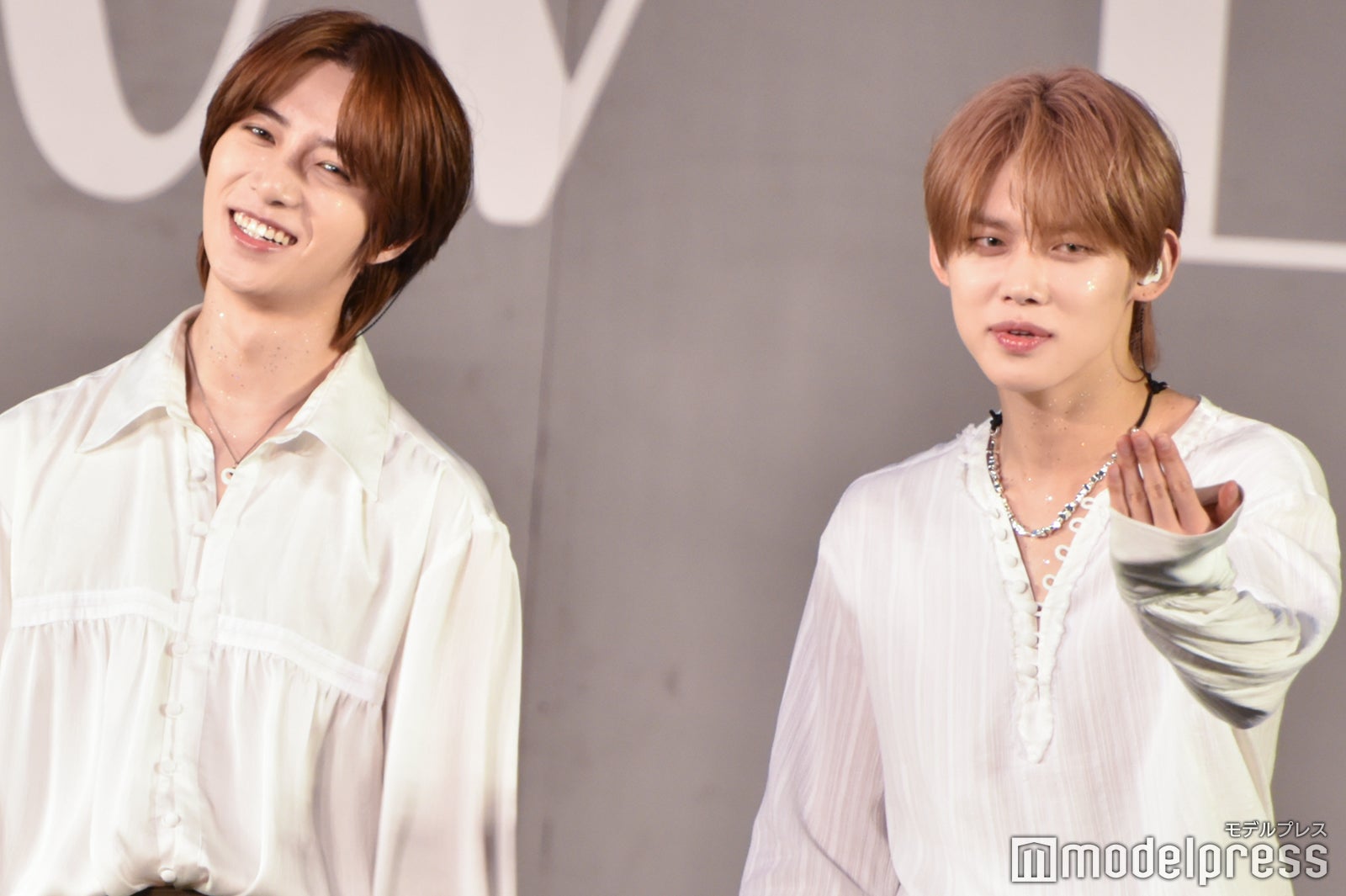 ボムギュ、「more」とて招くヨンジュン（C）モデルプレス