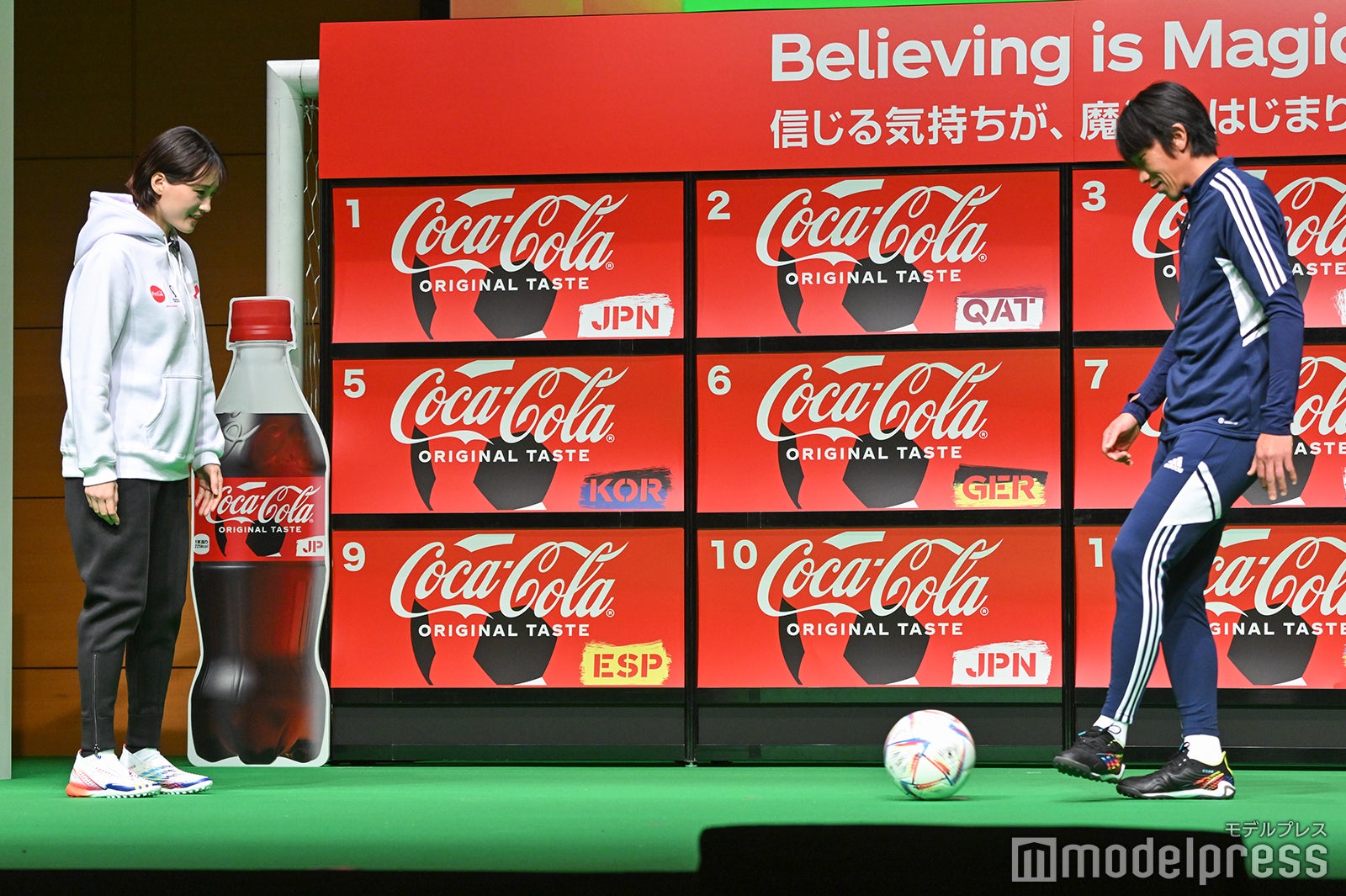 綾瀬はるか、中村俊輔 （C）モデルプレス