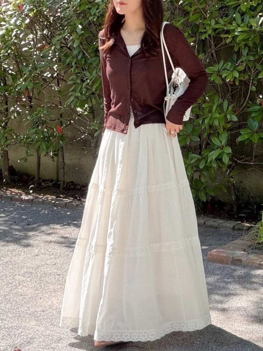 白いロングスカートとブラウンのシアーカーディガンを着た女性 白いロングスカートとブラウンのシアーカーディガンを着た女性