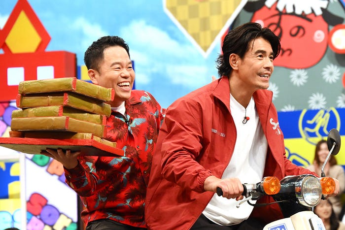 津田篤宏、伊藤英明(C)TBS