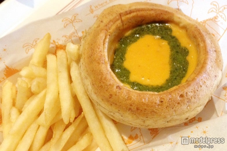 「ニューヨーク・デリ」のおすすめセット、シーフードチャウダーのブレッドボウル