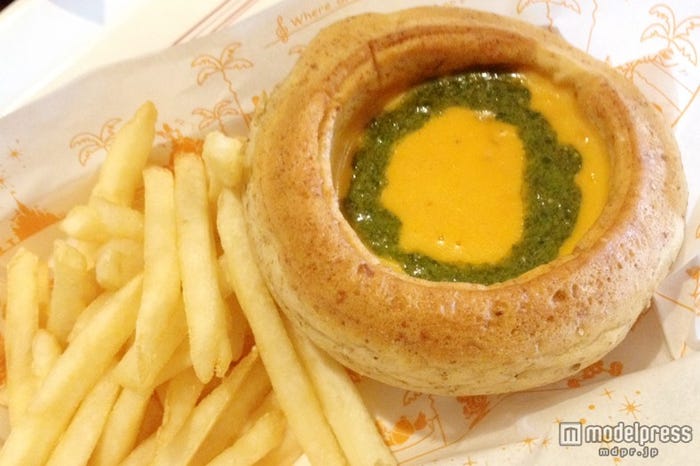 「ニューヨーク・デリ」のおすすめセット、シーフードチャウダーのブレッドボウル