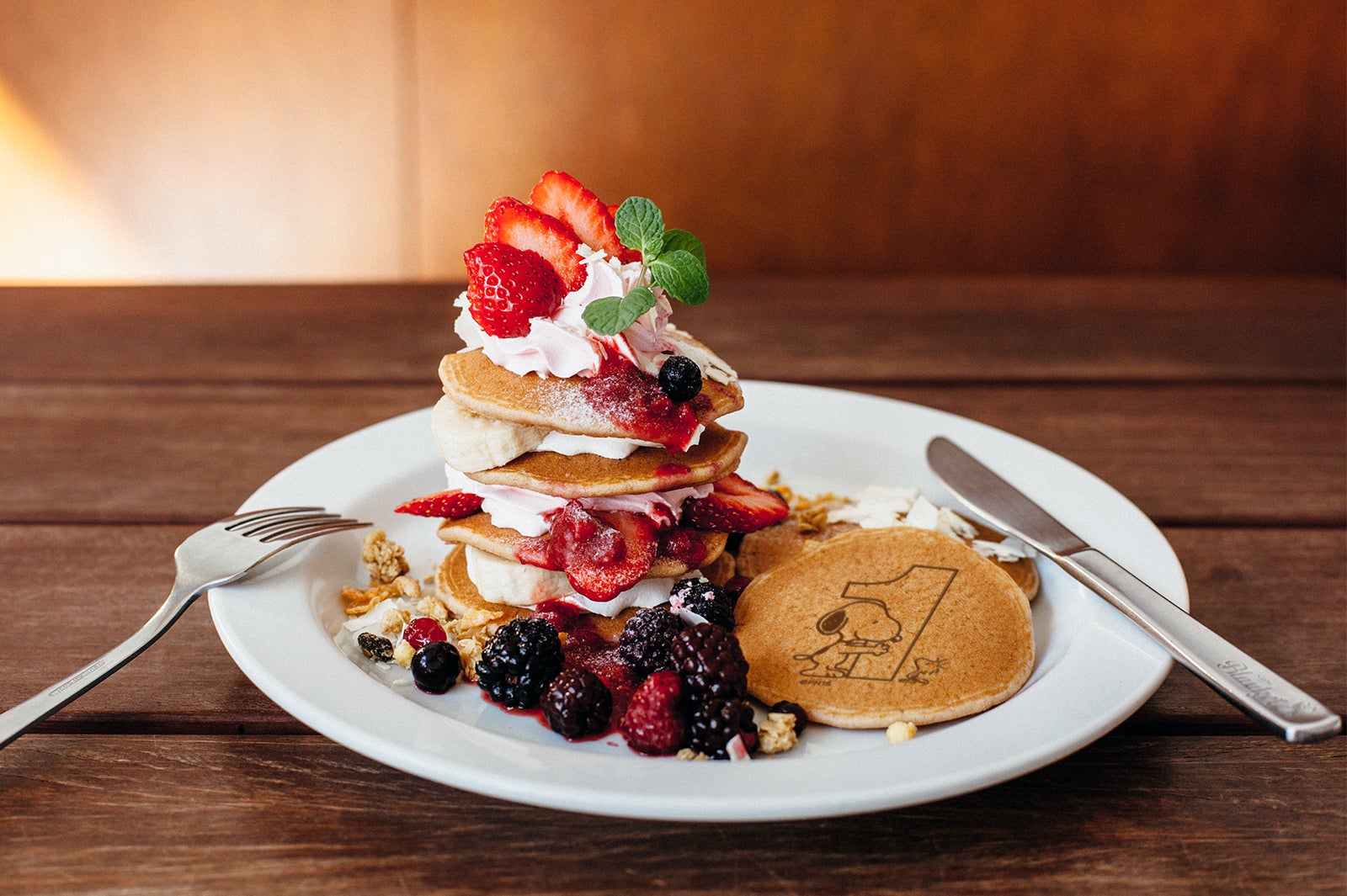 開館1周年記念パンケーキ1,250円（C）Peanuts Worldwide LLC