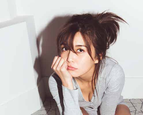 AAA宇野実彩子、胸元チラリの部屋着姿が色っぽい