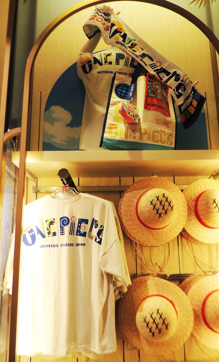 Tシャツ 1枚4500円、麦わら帽子 1個3800円、ショーで使えるNAKAMAタオル 1枚2000円