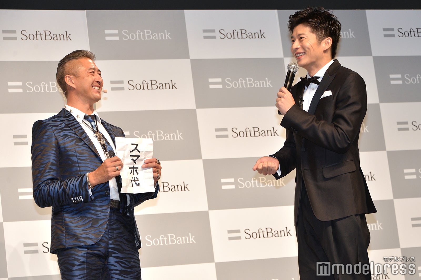 XK徒 慶のイリュージョンに驚く田中圭（C）モデルプレス