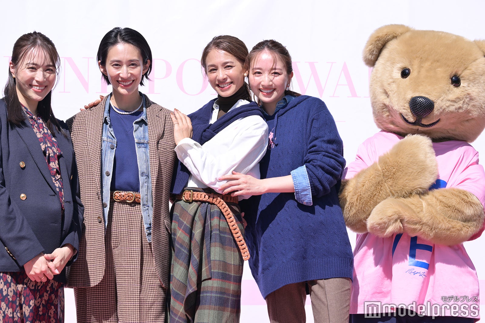 （左）神山まりあ、稲沢朋子、鹿沼憂妃（C）モデルプレス